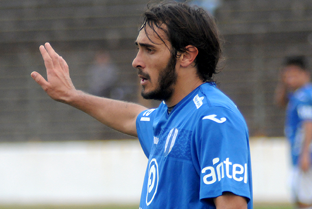 Matías Porcari conquistó el primer gol de Juventud que festejó en la Villa.