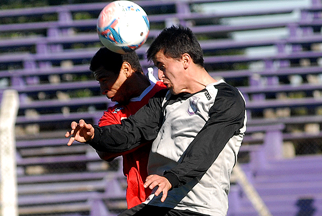 Adrián Luna y Diego Rodríguez van fuerte a la pelota aérea. 