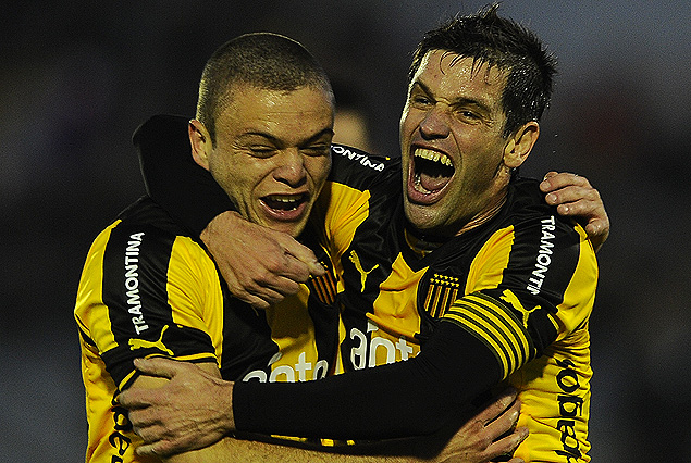 El grito y abrazo de Antonio Pacheco con Jonathan Rodríguez, tras ponerse 1:0 ante Tacuarembó.