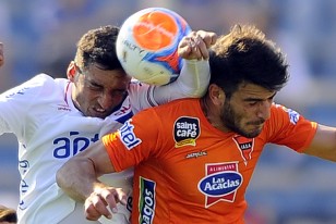 "Contamos con delanteros desequilibrante que pueden aparecer en cualquier momento", dijo Gonzalo Porras que en la incidencia se debate en el jeugo aéreo con Max Rauhofer.