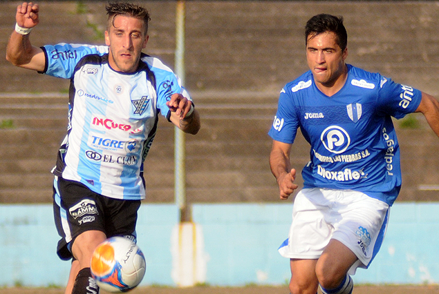 Andrés Ravecca en el cruce a Jaime Báez; el delantero de Juventud fue la gran figura. 