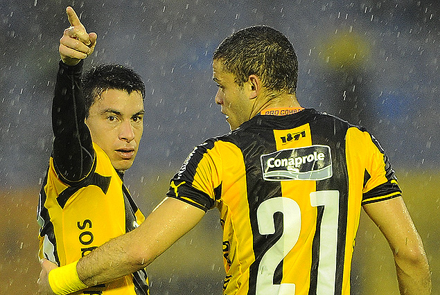 Jorge Rodríguez dedica su gol, con Jonathan Rodríguez cerca en el saludo. 