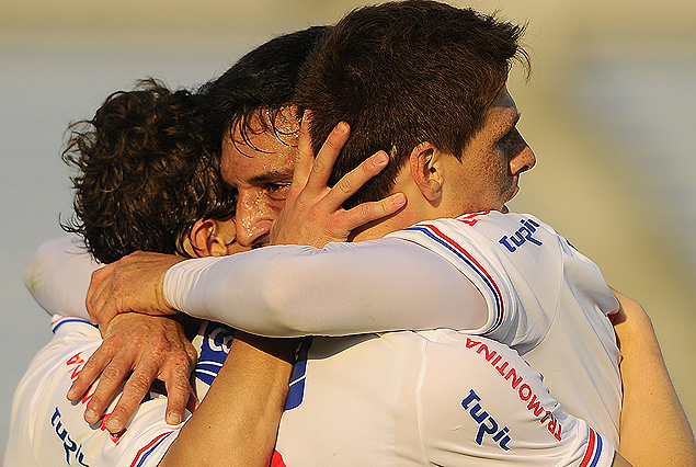 El abrazo de Sebastián Fernández y Santiago Romero con Gonzalo Porras, en un reconocimiento al gran pase que posibilitó el gol de Alonso.