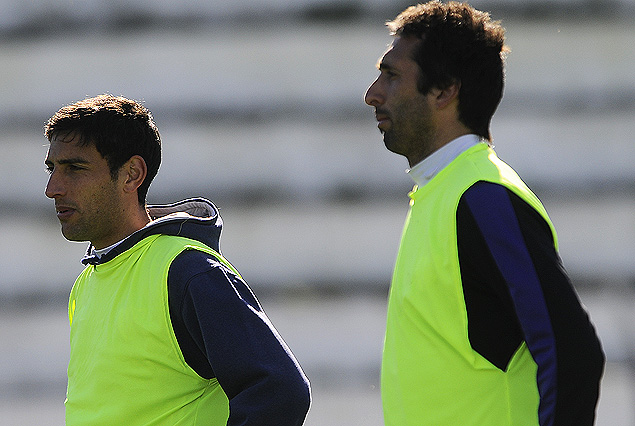 Fabricio Silva e Ignacio Pallas en la zaga de Fénix. 