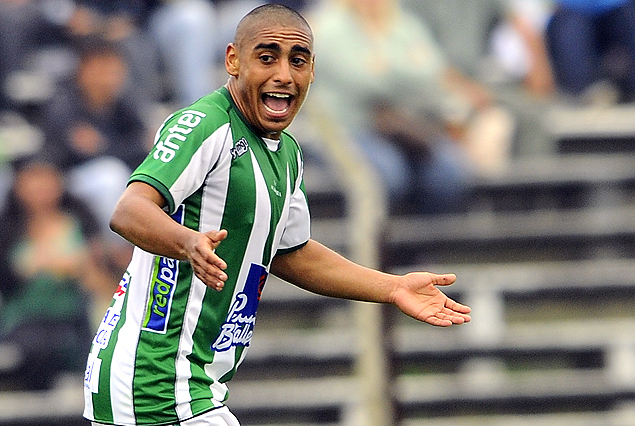 Diego Zabala festeja el gol de apertura para Racing.