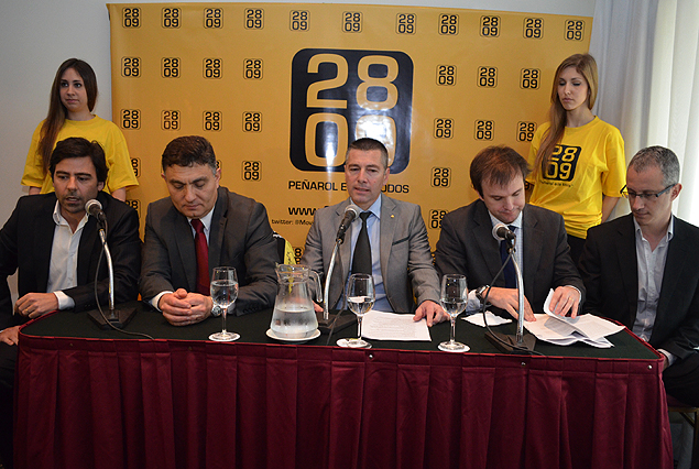 Marcelo Areco, candidato a la presidencia, en la mesa junto al Economista Isaac Alfie, postulado a la vice, y los dirigentes del movimiento 28 de setiembre en el Raddison.