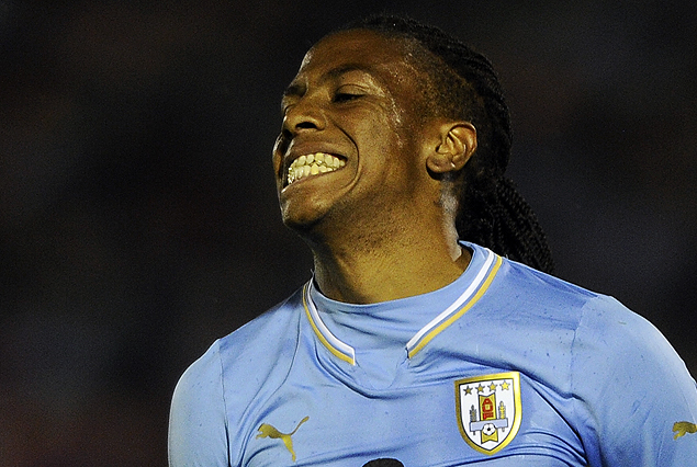 Abel Hernández apretó los dientes en el área y de cabeza al gol en la Premier.