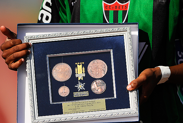 Mathías Acuña, delantero de El Tanque Sisley, recibiò la plaqueta de Cerro en reconocimiento a su hermano, Héctor "Romario" Acuña, hoy en Tolima de Colombia, goleador del pasado Campeonato Uruguayo con la camiseta albiceleste.