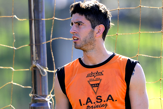 Adrián Argachá recuperado y juega en el buzón.