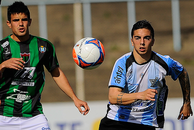 El verdinegro Joaquín Aguirre en el cruce al albiceleste Matías Abisab.