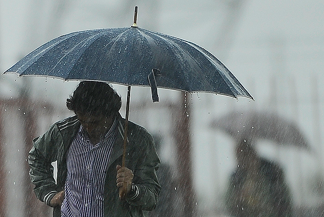 Guillermo Almada bajo lluvia en el estadio Franzini.