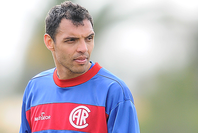 Anderson Silva presenta golpe en la rodilla.