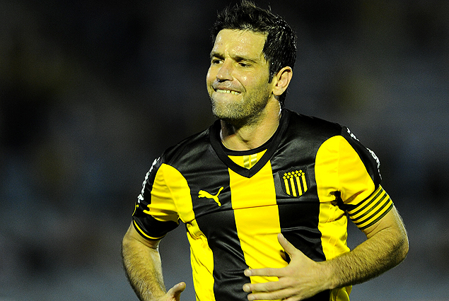 "Tony" Pacheco, capitán de Peñarol, en otra noche de Copa. 