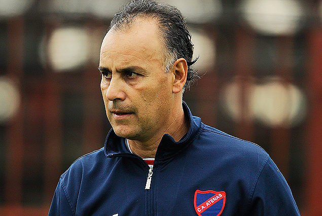 Edgardo Arias, entrenador de Atenas.