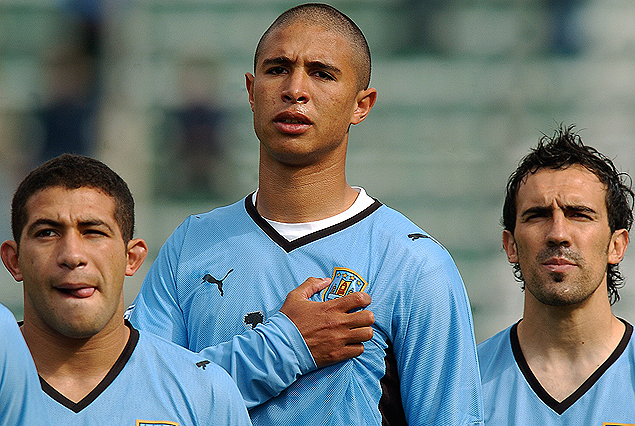 Diego Arismendi vistiendo la celeste junto a Walter Gargano y Vicente Sánchez en La Paz por la Eliminatoria de Sudáfrica 2010