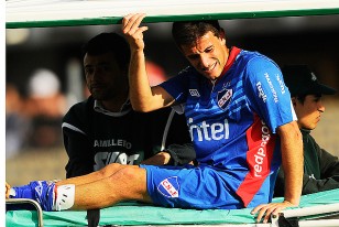 Leandro Barcia visiblemente dolorido deja la cancha en el carro móvil. Sufrió distensión en isquiotibiales del muslo izquierdo.