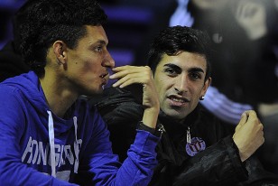 Bruno Montelongo y Michael Santos, dos hinchas más en la tribuna Ghierra.