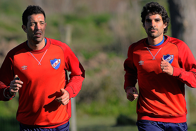 Jorge Bava y Juan Manuel Díaz en pleno trabajo en cancha, el miércoles en Los Céspedes.