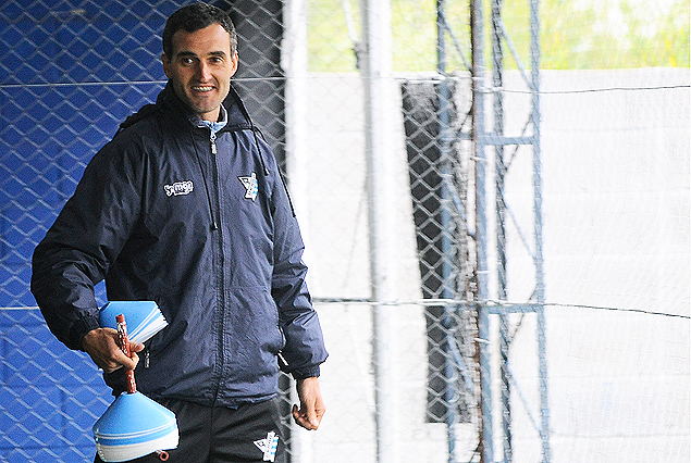 El profesor Luis Bondelas, planifica en lo físico, para cambiar la pisada.