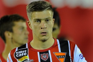 Los jugadores de Sud América vistieron la tradicional camiseta de Chacarita Juniors de Argentina.