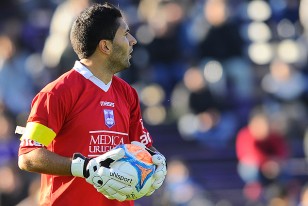 Martín Campaña luciendo el brazalete de capitán violeta en el segundo tiempo
