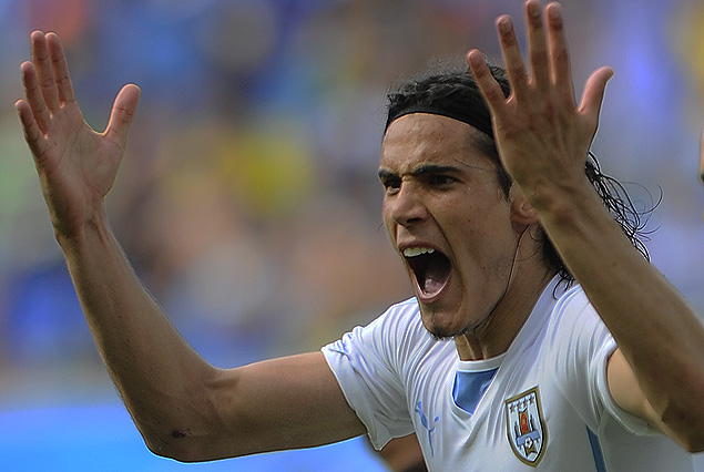 Edinson Cavani en el grito de gol, "Matador" en el área para la victoria de Uruguay en Sapporo.