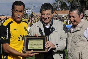 Darío Rodríguez y Fernando Morena con la plaqueta que les entregó Carlos Enciso, Intendente de Florida.