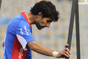 Juan Manuel Díaz visiblemente dolorido. Se le diagnóstico lumbalgia. 