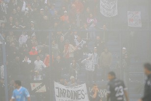 Los hinchas de Danubio en la tribuna Scarone.