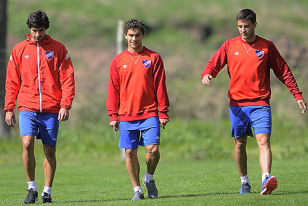 Juan Manuel Díaz, Sebastián Fernández y Leandro barcia solamente haciendo caminata y lejos del retorno.