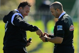 Gustavo Siegler auxilia a Oscar Rojas