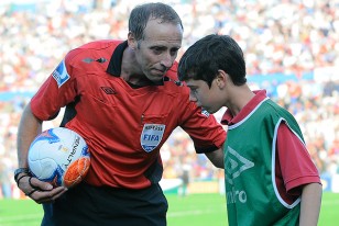 El árbitro Fedorczuk amablemente invita al pequeño alcanzapelotas a reitarse del entorno del campo de juego.