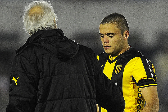 Jonathan Rodríguez al abandonar la cancha por el esguince que sufrió y que lo margina de la Selección.