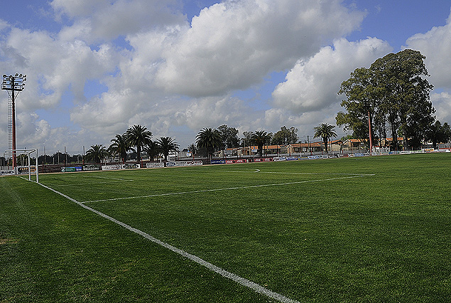 La cancha del Estadio Campeones Olímpicos de Florida luce impecable el viernes en la previa al partido entre El Tanque Sisley y Peñarol por el Torneo Apertura.