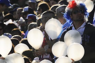 Los hinchas tricolores recibieron a sus jugadores lanzado globos.