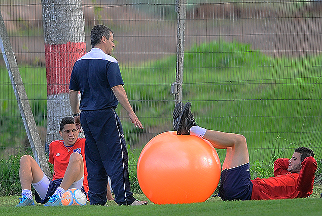 Henry Giménez y Gastón Pereiro, en cancha, trabajando en lo físico a la orden del profesor Gabriel Gutiérrez.
