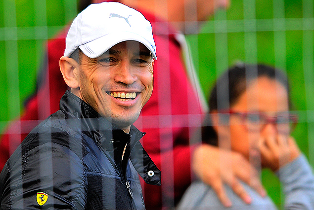 Juan González tras el alambrado, satisfecho