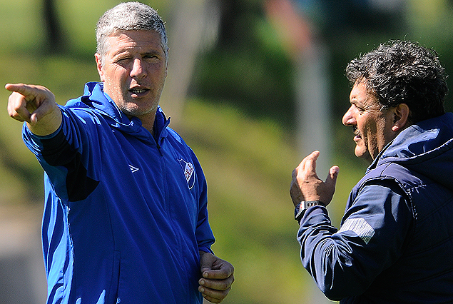 Alvaro Gutiérrez y el profesor Marcelo Giarruso orientando el trabajo en Los Céspedes. 