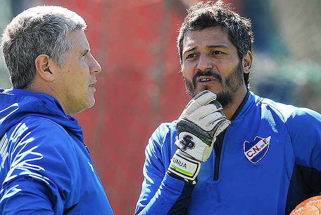 Alvaro Gutiérrez, el técnico de Nacional, y el arquero Gustavo Munúa en la previa a Wanderers. 