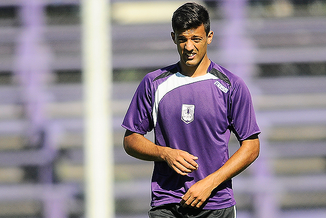 Robert Herrera parado por la molestia en zona de aductores.