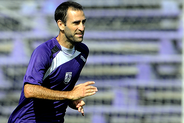 Ignacio Risso perfilado en el ataque violeta.