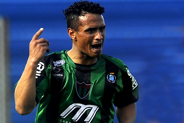 Joel Burgueño en la imagen de la alegría de El Tanque, gol y a la punta del Apertura.