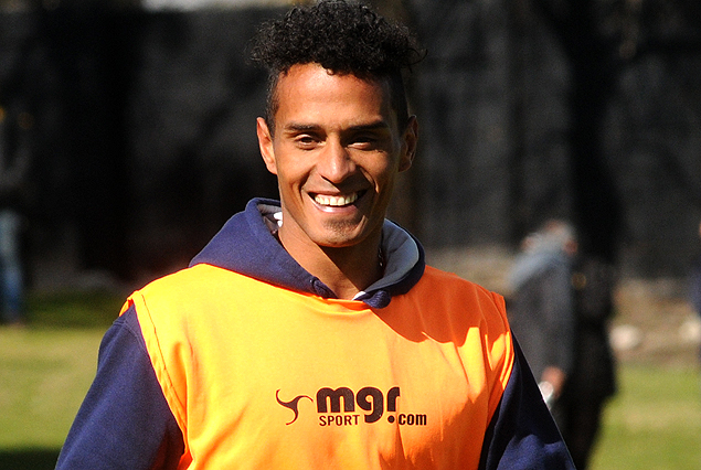 Joel Burgueño se afirma en el ataque de El Tanque Sisley.