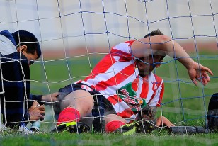 Pablo Lavandeira es asistido cuando sufre el "latigazo", el "tirón"; tuvo que salir desgarrado.