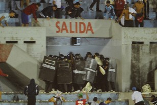 Los incidentes que se registraron entre parciales de Nacional y efectivos de la policía en la tribuna Colombes.