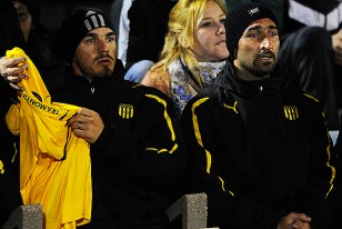 Damián Macaluso firmando una camiseta y Sergio Orteman en la platea.