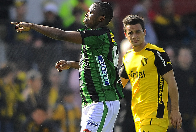 Miguel Murillo festeja su gol, que puso el 1:0 a favor de El Tanque Sisley.