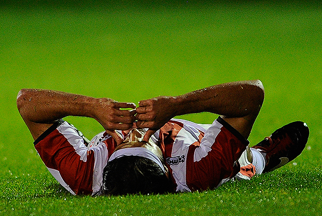 El brasileño Gabriel Marques desparramado sobre el césped , es la imagen de la desazón. Se terminó la Copa Total Sudamericana para River Plate.