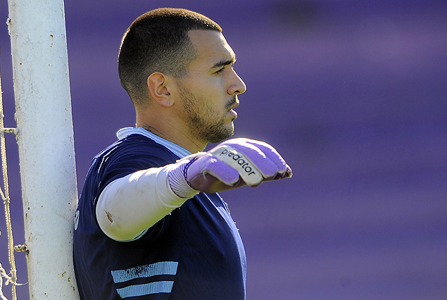 Mathías Cubero al arco el domingo en Tacuarembó.