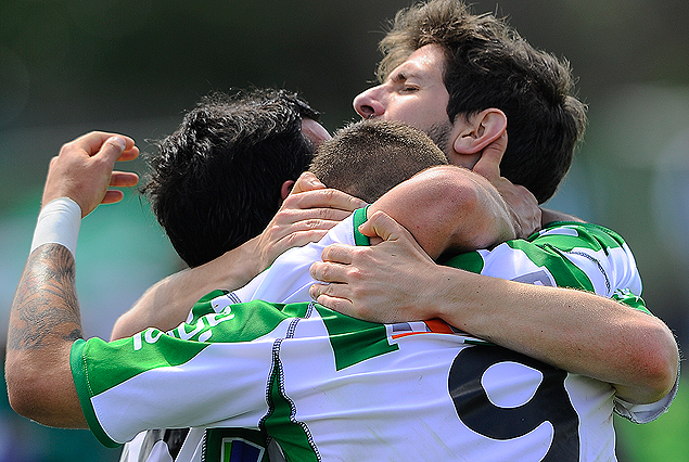 El abrazo de Ignacio Nicolini con sus compañeros en el gol de Racing puntero. 